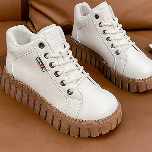 低いソールの厚底ブーツ